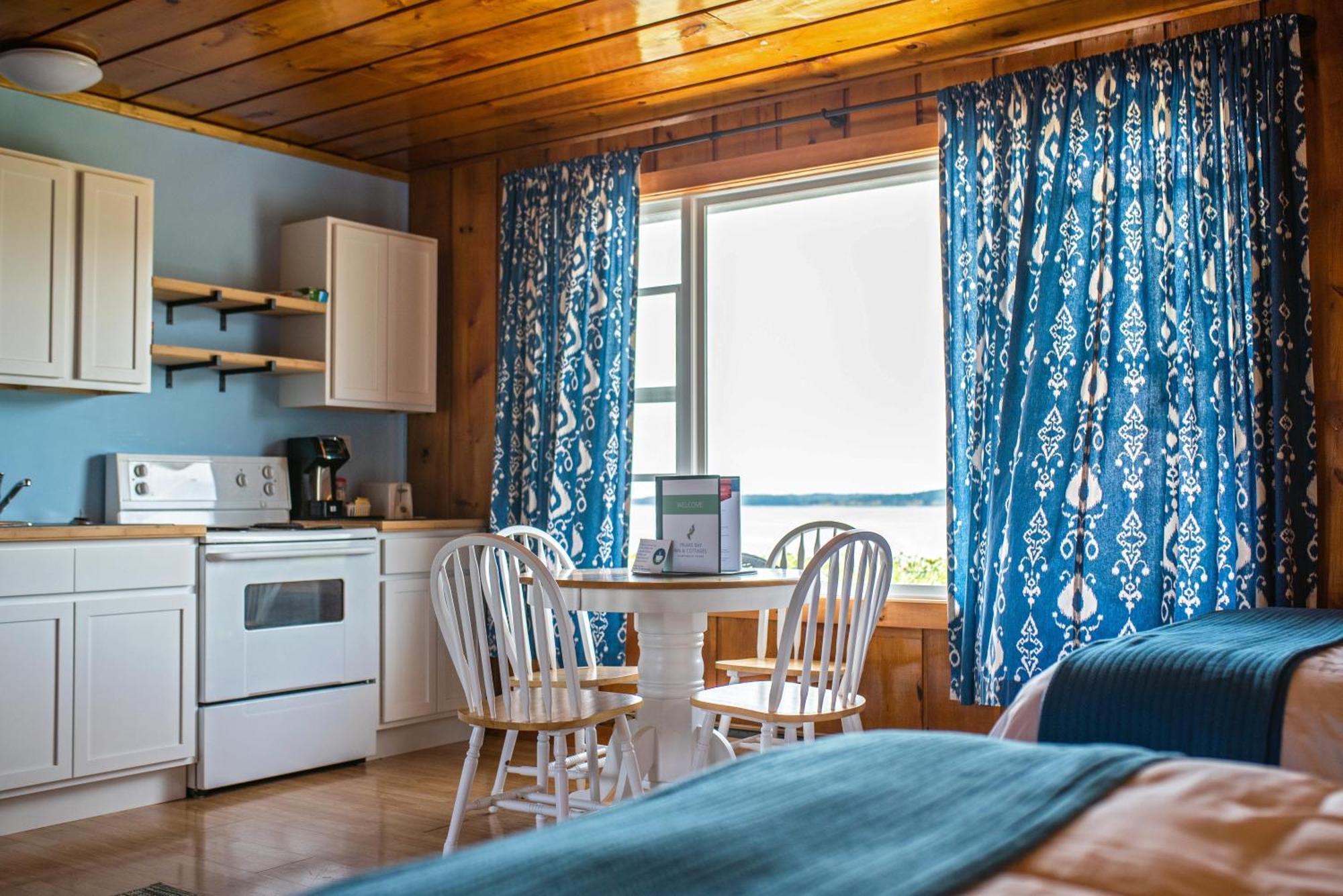Welshpool Friars Bay Inn & Cottages חדר תמונה